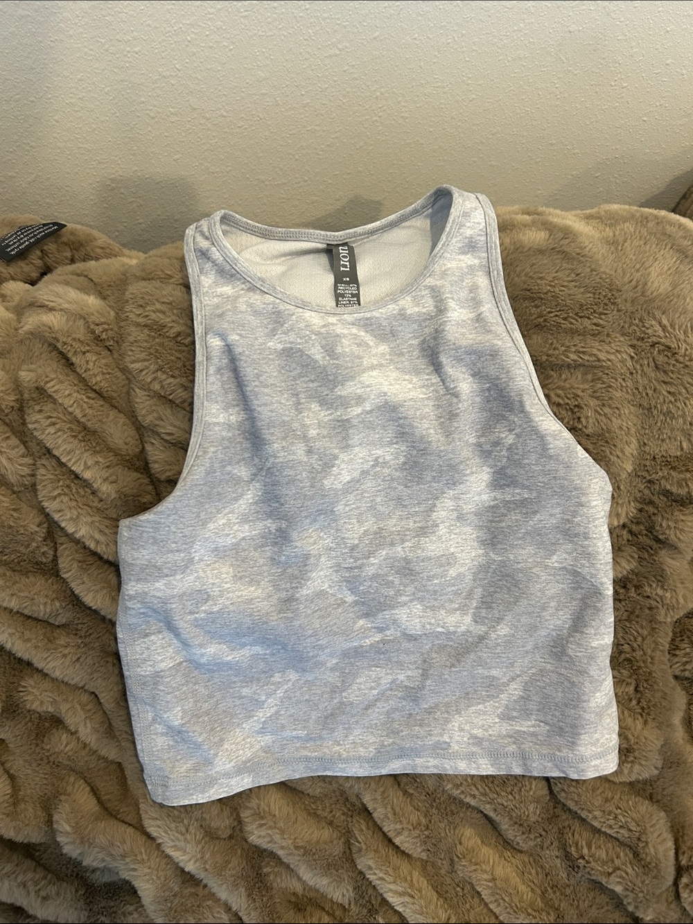Vuori Women’s Heathered Light Gray Crop Tank Top